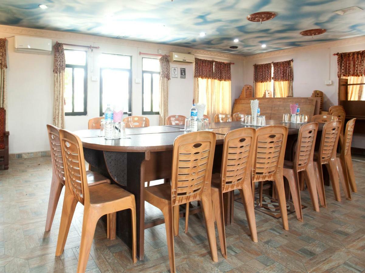 Spot On 486 Hotel Holy Lodge Sauraha Exterior foto